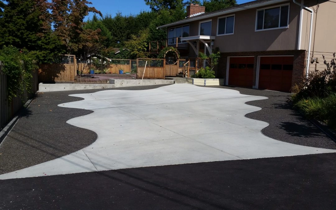 Concrete driveway with custom scalloped border in High Springs, Florida